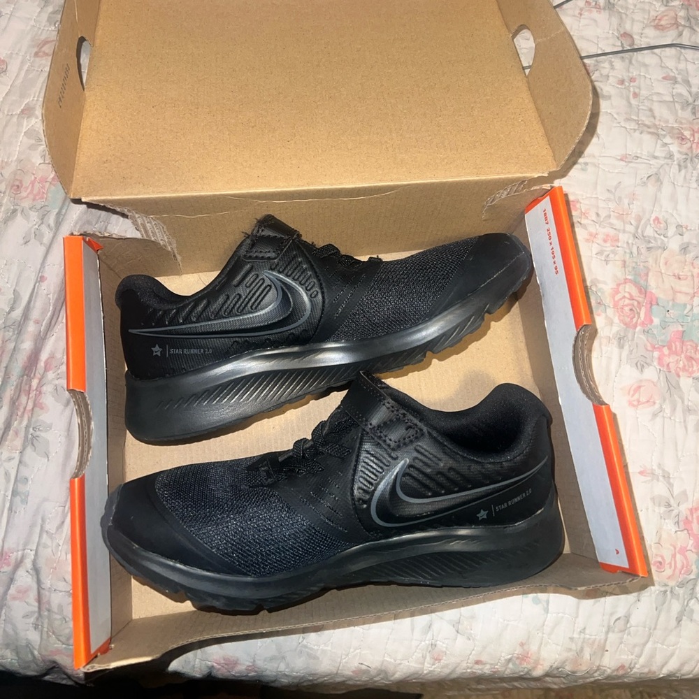 Boys Nike Runner shoes